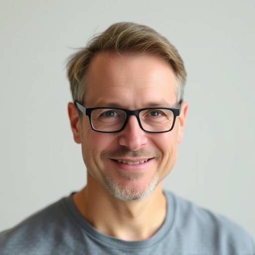 Portrait von Fabian Hofer, Schauspieldozent und Improvisationsexperte.